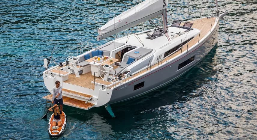 Die Beneteau Oceanis 46.1 aus der Demo-Gruppe vor Anker