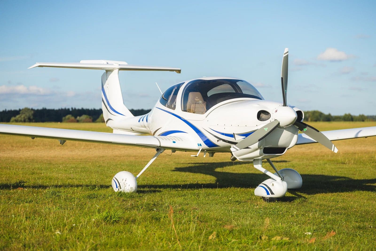 Una Diamond DA40 NG en un aeródromo de hierba, en copropiedad de un grupo de socios en Kai